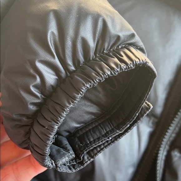 The North Face Women's Classic Black Puffer Jacket - Picture 13 of 16